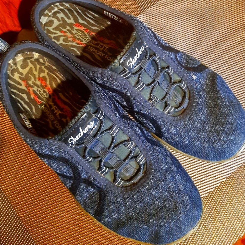 ❤Blue Skechers Sz 6.5 Bundle any 2 $15 items for $25.❤